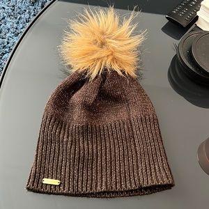 One size. Steve Madden brown with brown sparkle and tan topper.